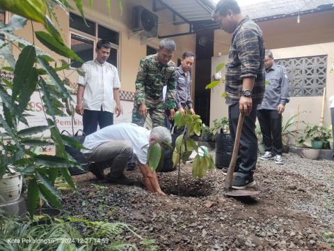 penggalian tanah dan salah satu Pohon Manggis ditanam di halaman Kantor Bawaslu Kota Pekalongan disaksikan bersama Ketua dan Anggota Bawaslu Kota Pekalongan didampingi Koordinator Sekretariat Bawaslu Kota Pekalongan dan Stakeholder Kota Pekalongan