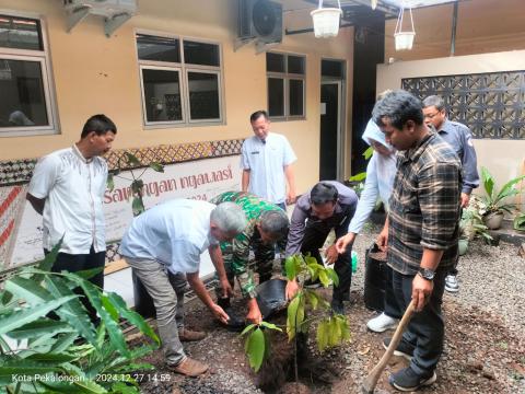 Penanaman Pohon Manggis bersama Ketua dan Anggota Bawaslu Kota Pekalongan didampingi Koordinator Sekretariat Bawaslu Kota Pekalongan dan Stakeholder Kota Pekalongan