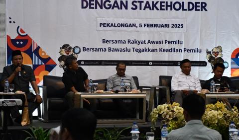 pemberian materi evaluasi oleh Komisi A DPRD Kota Pekalongan