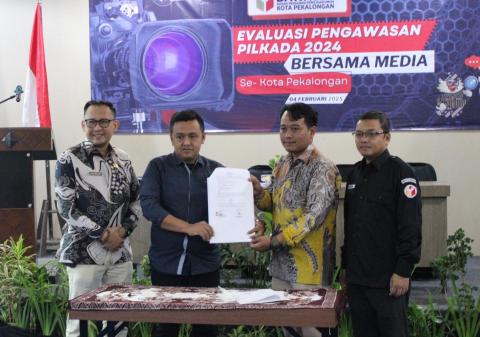penandatanganan bersama MoU Bawaslu Kota Pekalongan dan PWI Kota Pekalongan