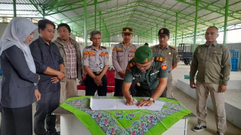 Penandatangan berita acara Pemusnahan APK dan BK pemilihan 2024 oleh perwakilan Kodim 0710 Kota Pekalongan