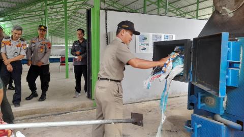 Pemusnahan APK dan BK oleh kasatpol P3KP Kota Pekalongan yang kemudian dilanjutkan oleh stakeholder yang lain