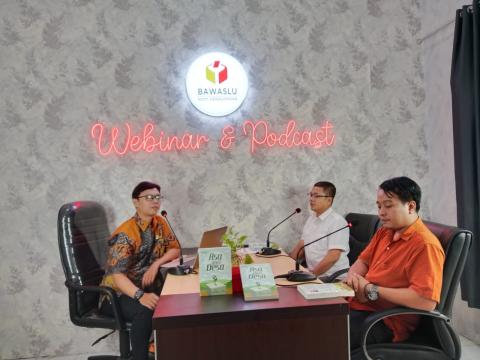 Host memberikan pertanyaan pemantik diskusi dan pertanyaan dari pemirsa di youtube Bawaslu Kota Pekalongan yang kemudian ditanggapi langsung oleh narasumber