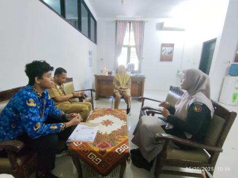 Kepala Bidang Kearsipan Dinarpus Kota Pekalongan Duhita Yekti Darpitasari menjamu dan berdiskusi dengan Syaratun, Sopan Wijianto Arsiparis Abdul Qori Arif