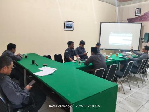 pemberian materi pada kegiatan peningkatan kapasitas internal Bawaslu Kota Pekalongan