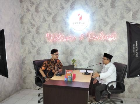 Anggota Bawaslu Kota Pekalongan sekaligus Koordinator Divisi Hukum, Pencegahan, Partisipasi Masyarakat dan Humas Nasron menceritakan filosofi pemberian judul buku "Jalan Panjang"