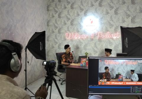 behind the scene penayangan podcast oleh operator