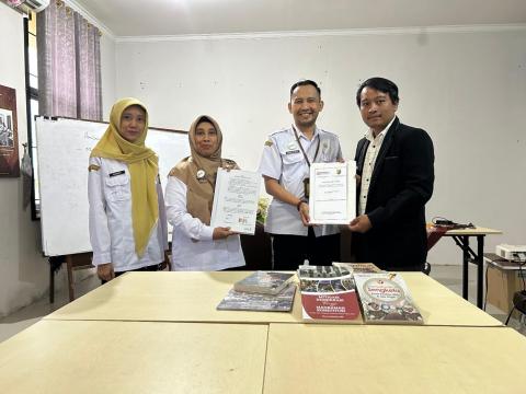 Foto bersama oleh Bawaslu Kota Pekalongan dengan Dinas Kearsipan dan Perpustakaan Kota Pekalongan