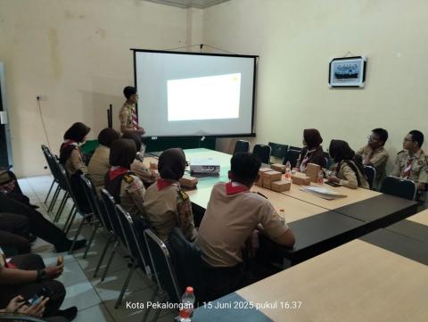 pemberian materi tentang pengenalan Saka Adhyasta Pemilu dan Tanda Kecakapan Khusus oleh Kak Dimas