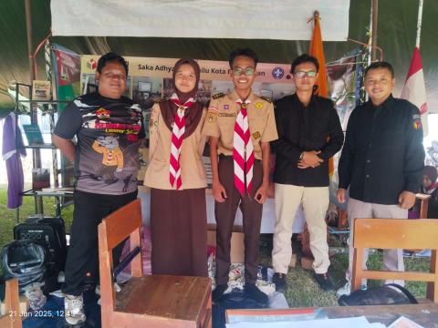 Anggota Bawaslu Kota Pekalongan dan Staf bersama perwakilan DKC Kota Pekalongan dan anggota Saka Adhyasta Pemilu