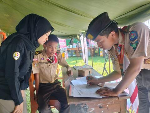 peserta kegiatan Festival Pramuka Berprestasi mengisi buku kunjungan sekaligus mendaftar Saka Adhyasta Pemilu Kota Pekalongan