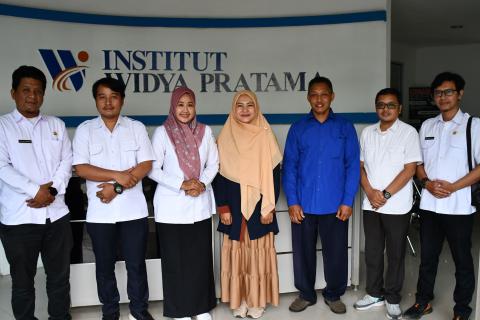 foto bersama Ketua dan Anggota Bawaslu Kota Pekalongan beserta staf dan perwakilan Rektorat dan Dosen Institut Widya Pratama Pekalongan