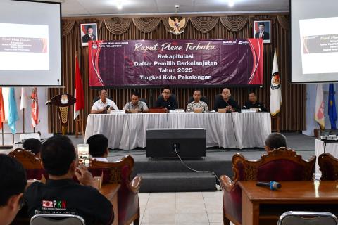 pembukaan rapat pleno terbuka rekapitulasi daftar pemilih berkelanjutan oleh Ketua KPU Kota Pekalongan