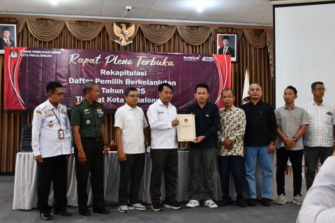 penyerahan berita acara rapat pleno terbuka rekapitulasi daftar pemilih berkelanjutan oleh Ketua KPU Kota Pekalongan ke Ketua Bawaslu Kota Pekalongan