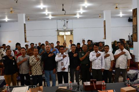 foto bersama peserta rapat pleno terbuka rekapitulasi daftar pemilih berkelanjutan bersama KPU Kota Pekalongan, Bawaslu Kota Pekalongan, stakeholder dan perwakilan partai politik