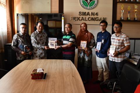 penyerahan buku karya Bawaslu Kota Pekalongan dan Bawaslu Provinsi Jawa Tengah ke SMA N 4 Kota Pekalongan