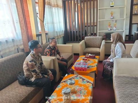 Anggota Bawaslu Kota Pekalongan dan Staf bersama Kepala SMA N 4 Kota Pekalongan berdiskusi merancang kerjasama pada program Bawaslu Goes To School