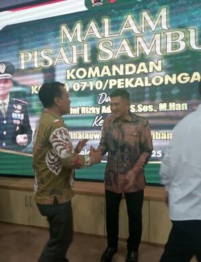 ucapan selamat oleh Bawaslu Kota Pekalongan Miftahuddin kepada Dandim 0710/Pekalongan Letkol Arm Ihalauw Garry Herlambang, S.Sos