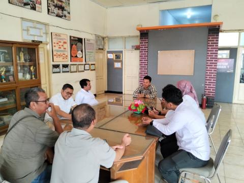 Ketua dan Anggota Bawaslu Kota Pekalongan berdiskusi dengan Ketua dan Anggota KPU Kota Pekalongan mengenai pelaksanaan Pemilihan 2024 yang telah berlalu