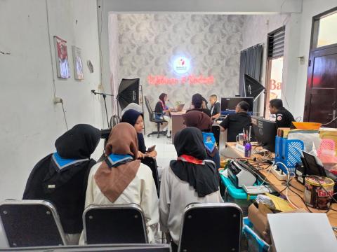 peserta podcast Saka Adhyasta Pemilu yang hadir langsung di studio podcast Bawaslu Kota Pekalongan