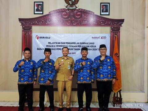 Koordinator Sekretariat Bawaslu Kota Pekalongan Sopan Wijianto bersama PPPK terlantik