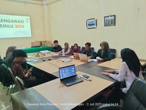 review materi - materi yang sudah diterima mahasiswa PPL oleh staf divisi penyelesaian sengketa Bawaslu Kota Pekalongan