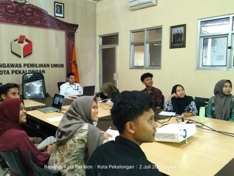 salah satu foto penerimaan materi dari staf divisi humas dan data informasi Bawaslu Kota Pekalongan