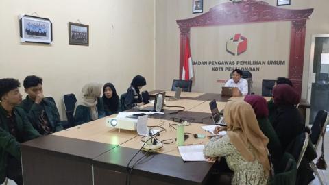 Ketua Bawaslu Kota Pekalongan menyampaikan materi dan berinteraksi dengan mahasiswa UIN KH. Abdurrahman Wahid Pekalongan