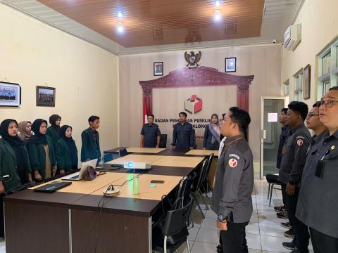 kehikmatan memperdengarkan dan menyanyikan lagu kebangsaan Indonesia Raya di lingkungan Bawaslu Kota Pekalongan