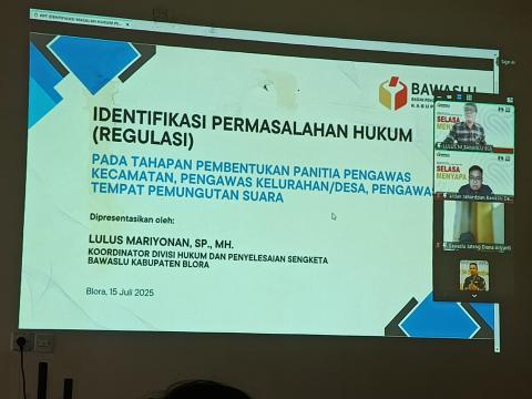 materi diskusi hukum "Selasa Menyapa" ditampilkan di slide infocus