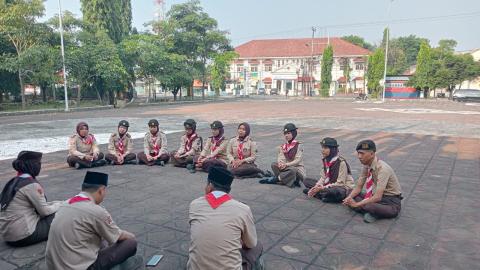 duduk melingkar santai dan serius menerima materi penerimaan laporan dugaan pelanggaran pemilu dan pemilihan