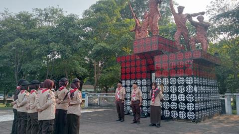 apel pembukaan latihan rutin Saka Adhyasta Pemilu Kota Pekalongan di Monuman Juang 3 Oktober 1945