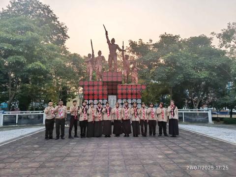 foto bersama Pimpinan, Instruktur dan Anggota Saka di Monumen Juang 3 Oktober 1945 setelah pertemuan rutin Saka selesai