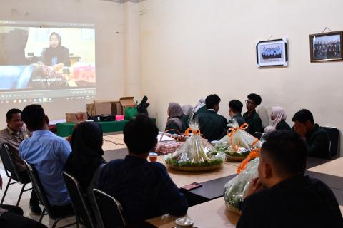 penayangan hasil karya mahasiswa PPL UIN Gusdur Pekalongan bersama Ketua Bawaslu Kota Pekalongan dan hadirin yang lain