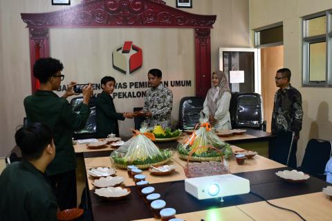 pemotongan tumpeng oleh perwakilan mahasiswa PPL UIN Gusdur dan diserahkan ke Ketua Bawaslu Kota Pekalongan