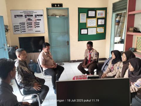 penjelasan rencana kegiatan saka oleh Pimpinan Saka Adhyasta Pemilu Kak Nasron dan Anggota DKC Kota Pekalongan Kak Dimas bersama Pamong Putra Saka ke Calon Anggota Saka Adhyasta Pemilu Kota Pekalongan