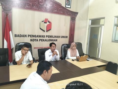 Ketua Bawaslu Kota Pekalongan memberikan arahan pada kegiatan Gelar Rapat Pimpinan dan Jajaran Sekretariat