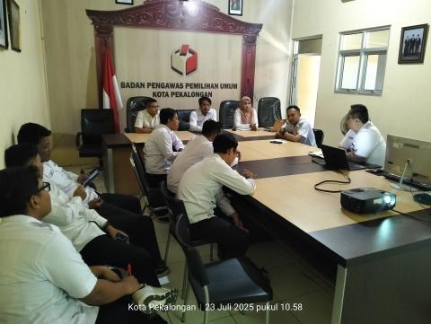 penjelasan rencana kegiatan pada pelantikan Saka oleh Pimpinan Bawaslu Kota Pekalongan yang sekaligus Pimpinan Saka Adhyasta Pemilu