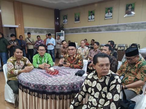 Ketua Bawaslu Kota Pekalongan bersama undangan lain hadir di acara pisah sambut Dandim 0710 Pekalongan