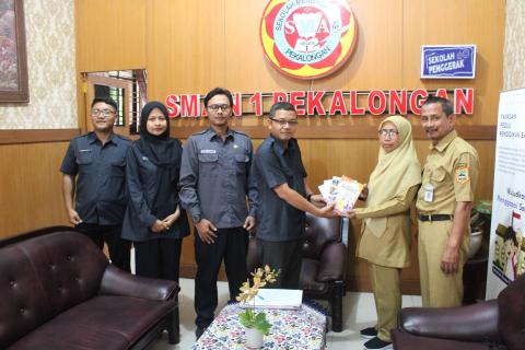 penyerahan buku karya Bawaslu Kota Pekalongan dan Bawaslu Provinsi Jawa Tengah ke SMA N 1 Kota Pekalongan