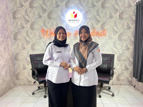 foto bersama setelah podcast, Narasumber Anggota Bawaslu Kota Pekalongan Syaratun dan Host Staf Divisi Penyelesaian Sengketa Sulami Luberty 