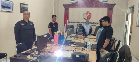Anggota Bawaslu Kota Pekalongan Syaratun dan staf di lingkungan Bawaslu Kota Pekalongan mengikuti launching gerakan Jum'at Sehati dan Jum'at Jumpa Berlian melalui daring