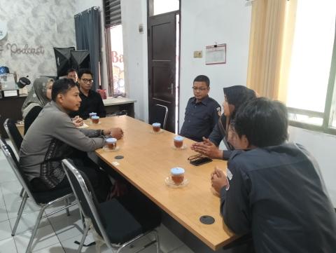 Ketua dan Anggota Bawaslu Kota Pekalongan dan Perisai Demokrasi Bangsa (PDB) Kota Pekalongan membahas rencana penandatanganan MoU di akhir Agustus 2025