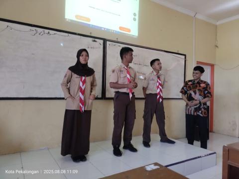 pemberian pertanyaan kuis kepada siswa tentang materi yang telah disampaikan oleh Staf Adm. Kearsipan Bawaslu Kota Pekalongan Abdul Qori Arif