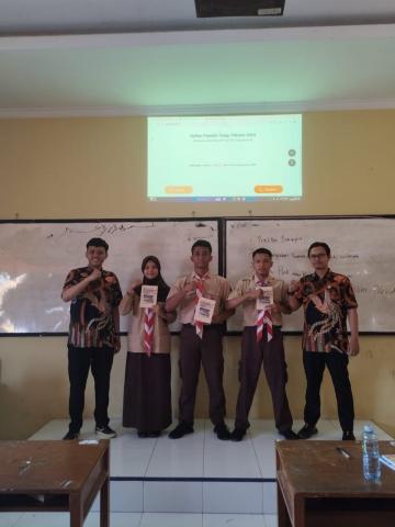 penyerahan hadiah ke pemenang kuis berupa buku karya Ketua Bawaslu Kota Pekalongan