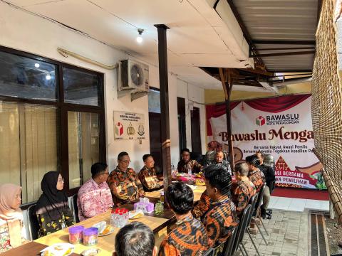 suasana hangat dan cair di tengah arahan yang disampaikan oleh Totok Hariyono yang menginspirasi dan memberikan banyak support semangat kepada Bawaslu Kota Pekalongan