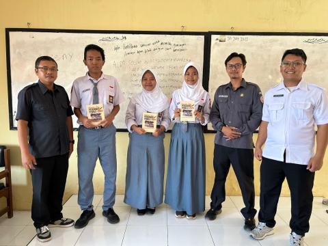 pemberian hadiah ke 3 siswa pemenang kuis berupa buku karya Ketua Bawaslu Kota Pekalongan