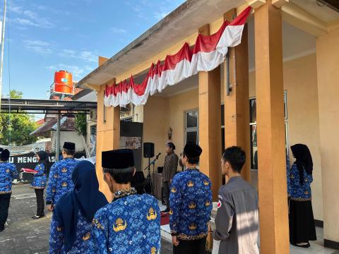 Ketua Bawaslu Kota Pekalongan selaku inspektur upacara mengenakan busana adat jawa dan Staf Bawaslu Kota Pekalongan mengenakan batik Korpri