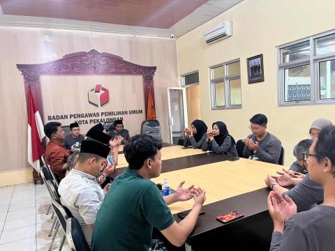 kegiatan Jum'at Jumpa Berlian dilaksanakan dengan mendengarkan ceramah keagamaan oleh Ketua Bawaslu Kota Pekalongan Miftahuddin dilanjutkan do'a bersama dipimpin oleh Anggota Bawaslu Kota Pekalongan Nasron