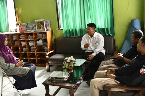 staf Hukum Bawaslu Kota Pekalongan M. Guntur Bayu Aji menjelaskan maksud rencana kerjasama Bawaslu Goes To School yang digagas Bawaslu Kota Pekalongan kunjungan di SMK N3 Kota Pekalongan diterima langsung oleh Ibu Sri Retno selaku Wakil Kepala Sekolah Bidang Kesiswaan SMK Negeri 3 Kota Pekalongan